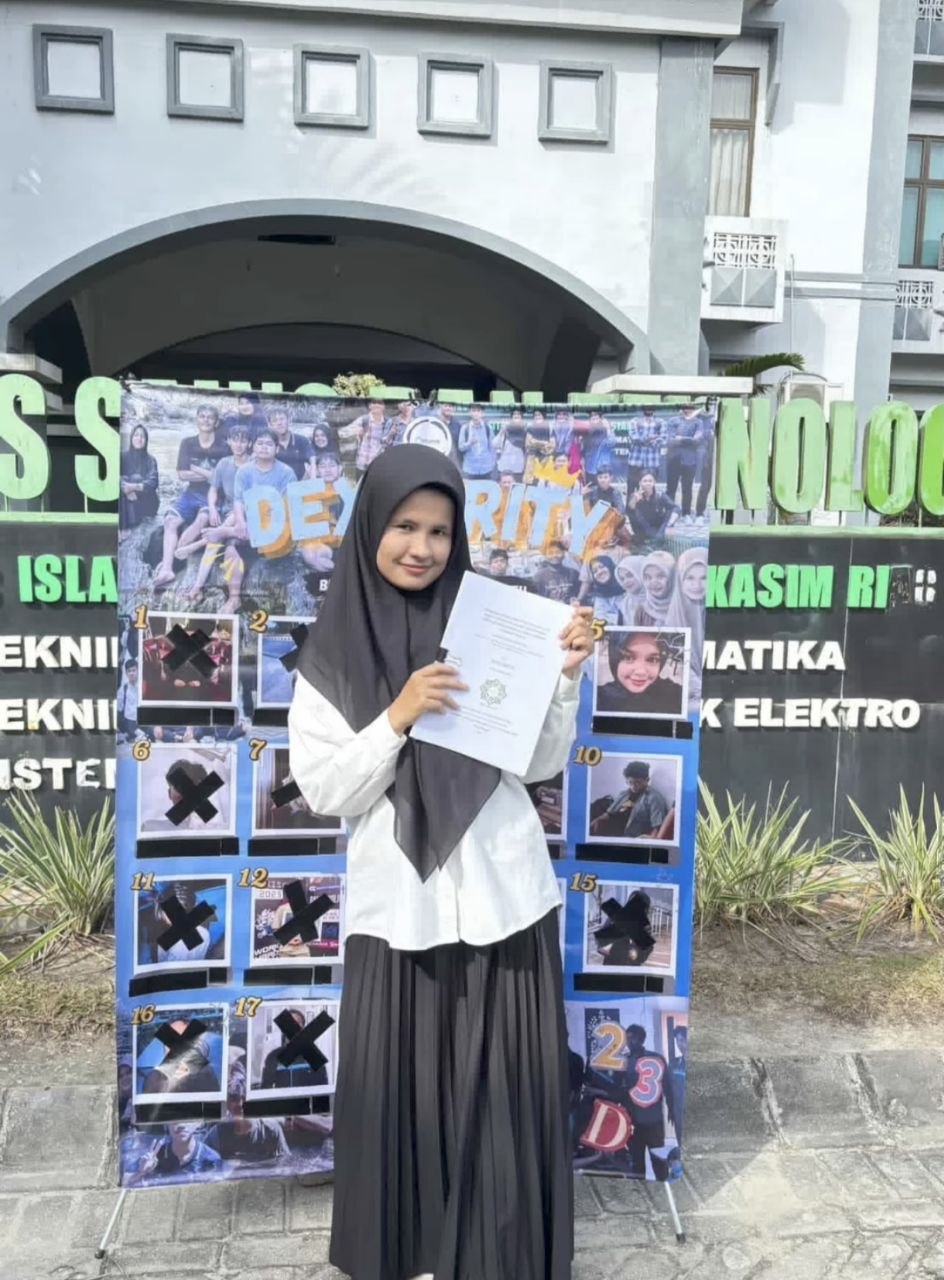 Jelita memegang laporan setelah Seminar Kerja Praktik